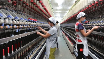 咸安区经济开发区精华天源纺织车间生产线上景象繁忙