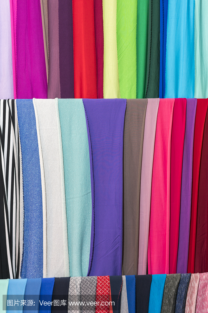 彩色布料背景纹理的图片样本。皱巴巴的织物。verticak照片